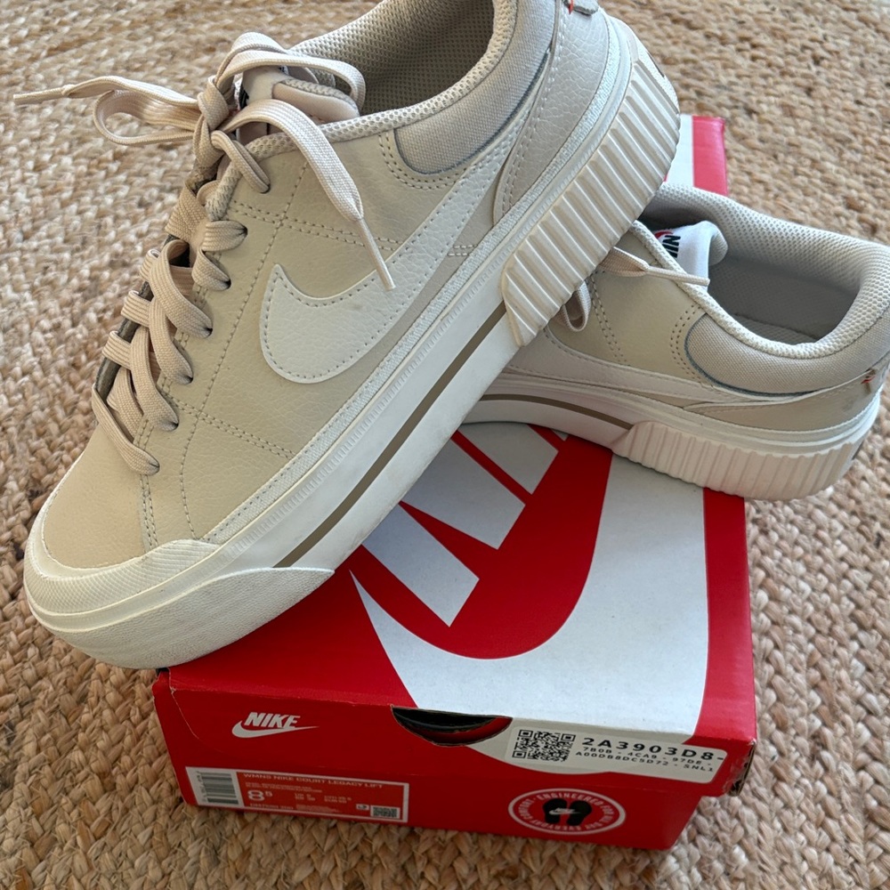 Nike women’s  Beige court legacy lift platform tennis shoes - Picture 2 of 4